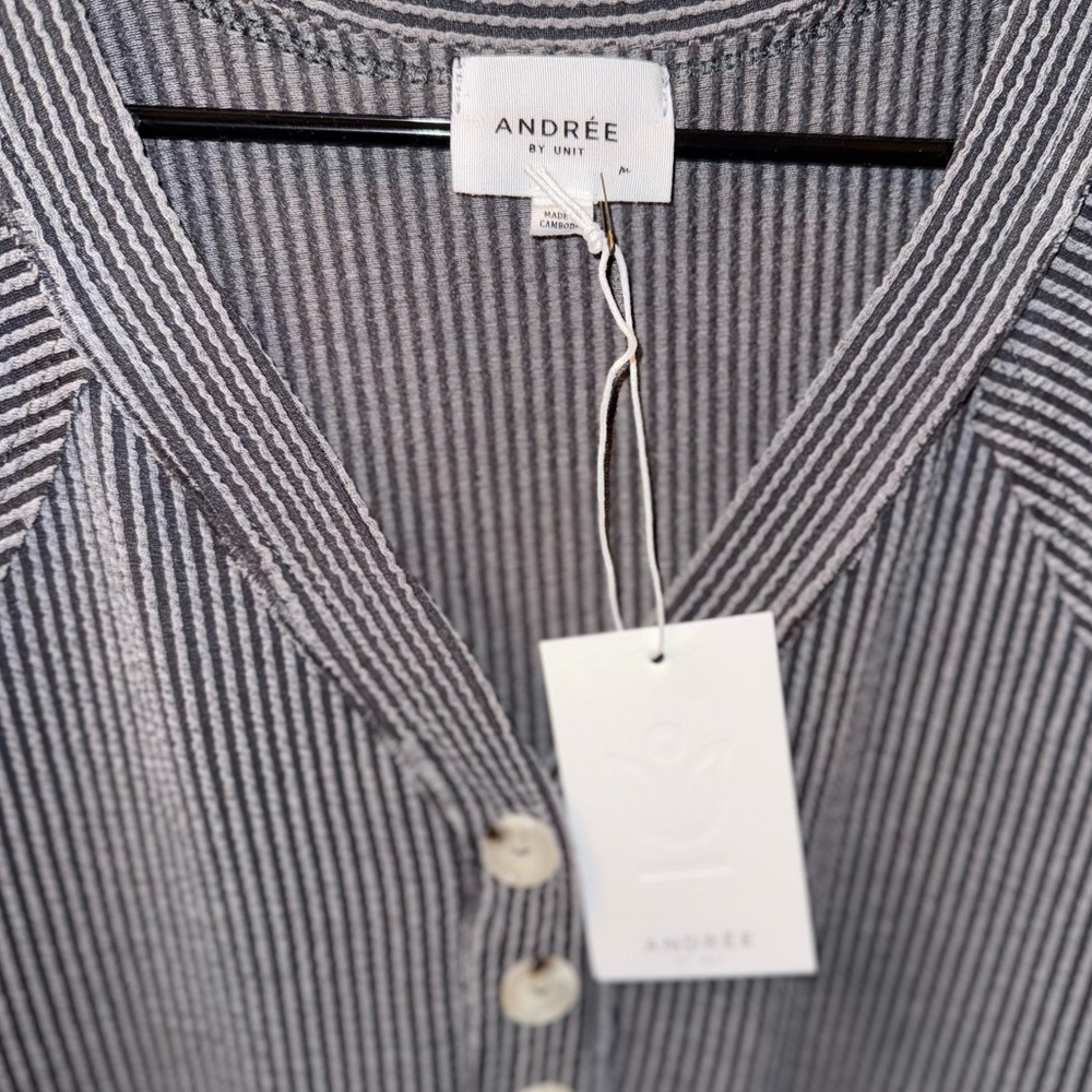 Andree Raised Ribbed Button V-Neck Knit Top - Picture 4 of 4